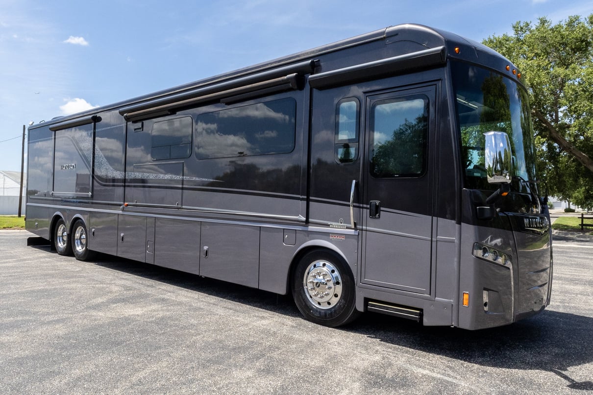2019 Winnebago Horizon 42Q gallery image-2