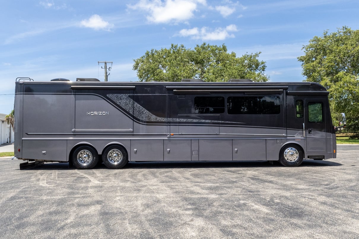 2019 Winnebago Horizon 42Q gallery image-3