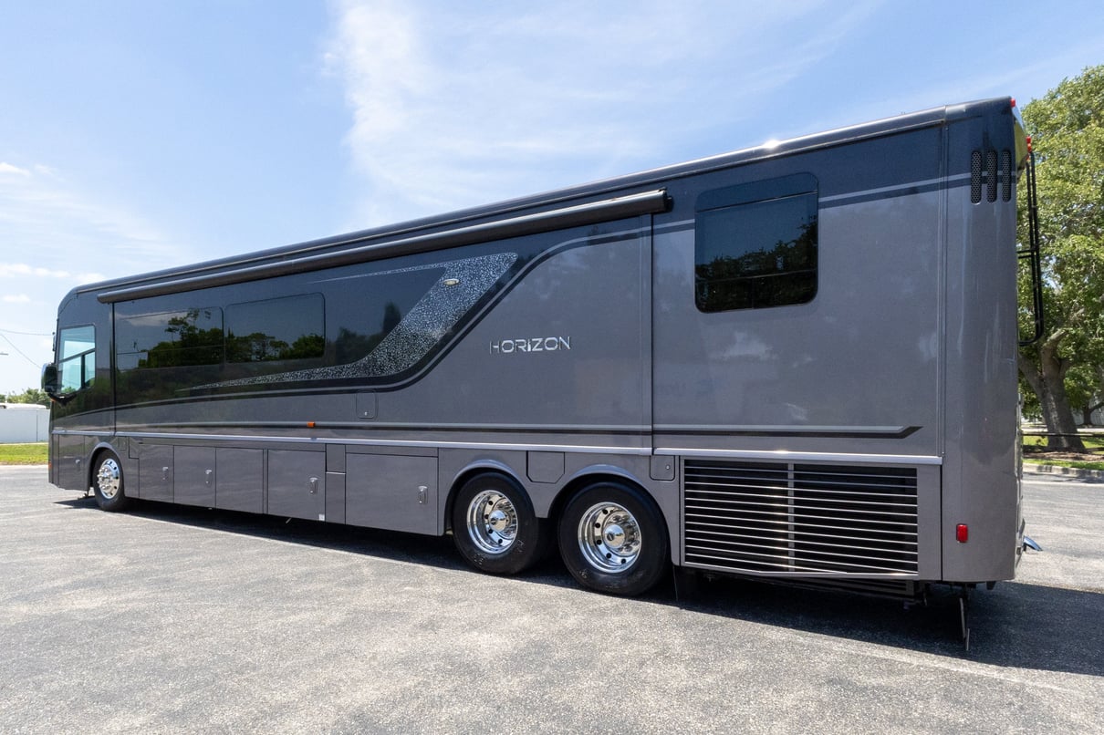 2019 Winnebago Horizon 42Q gallery image-8