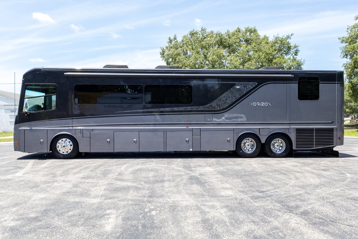 2019 Winnebago Horizon 42Q gallery image-9