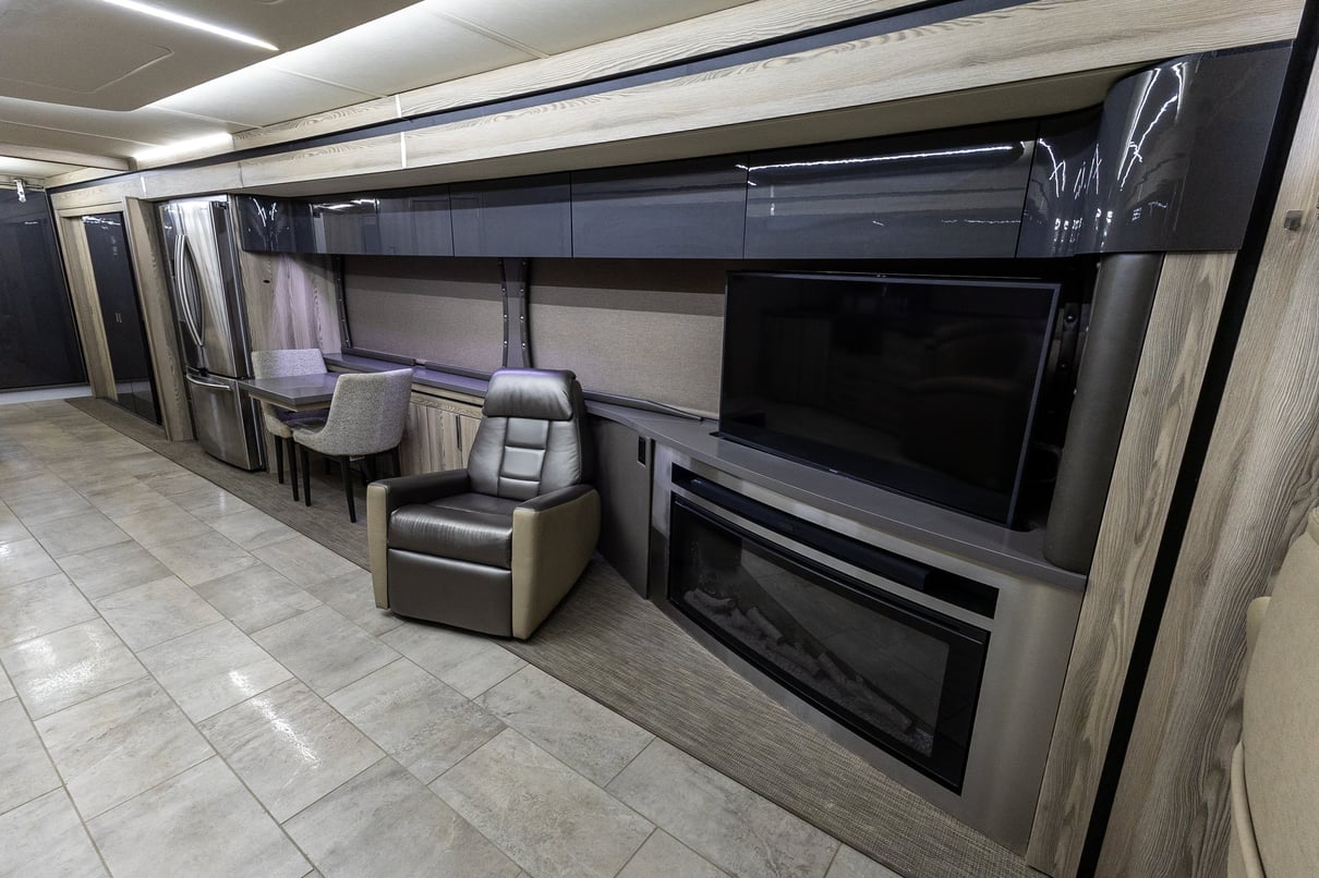 2019 Winnebago Horizon 42Q gallery image-15