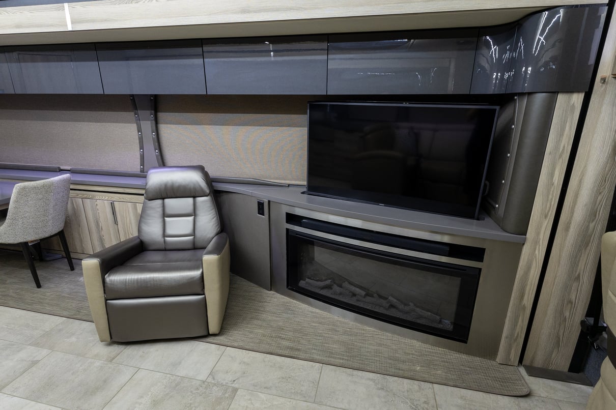 2019 Winnebago Horizon 42Q gallery image-16