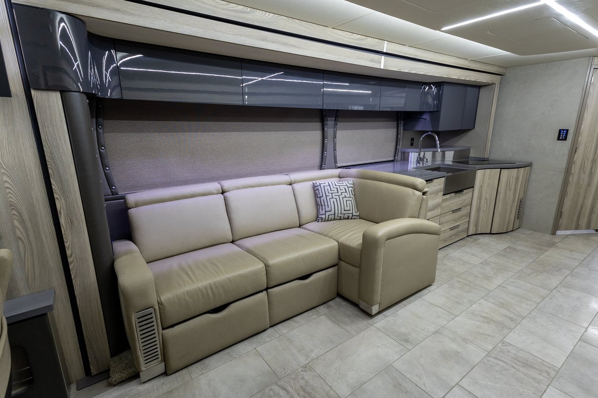 2019 Winnebago Horizon 42Q gallery image-18