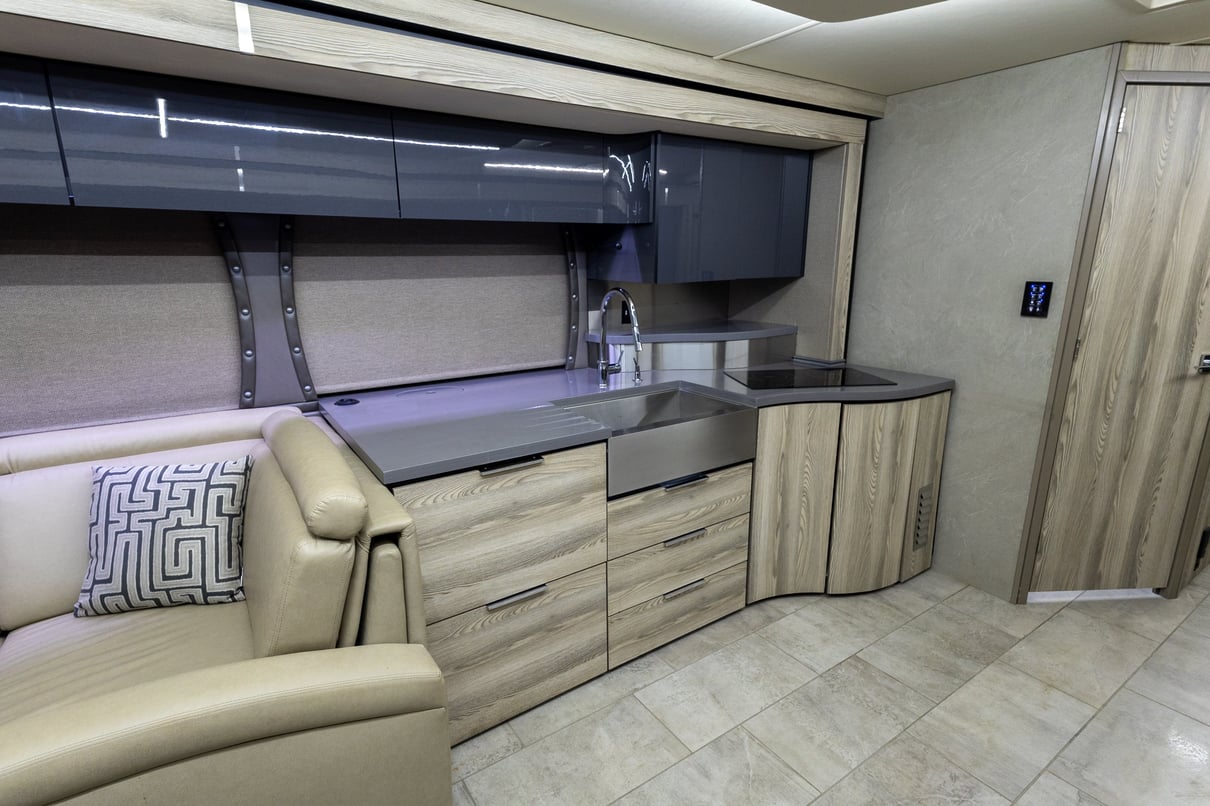 2019 Winnebago Horizon 42Q gallery image-19