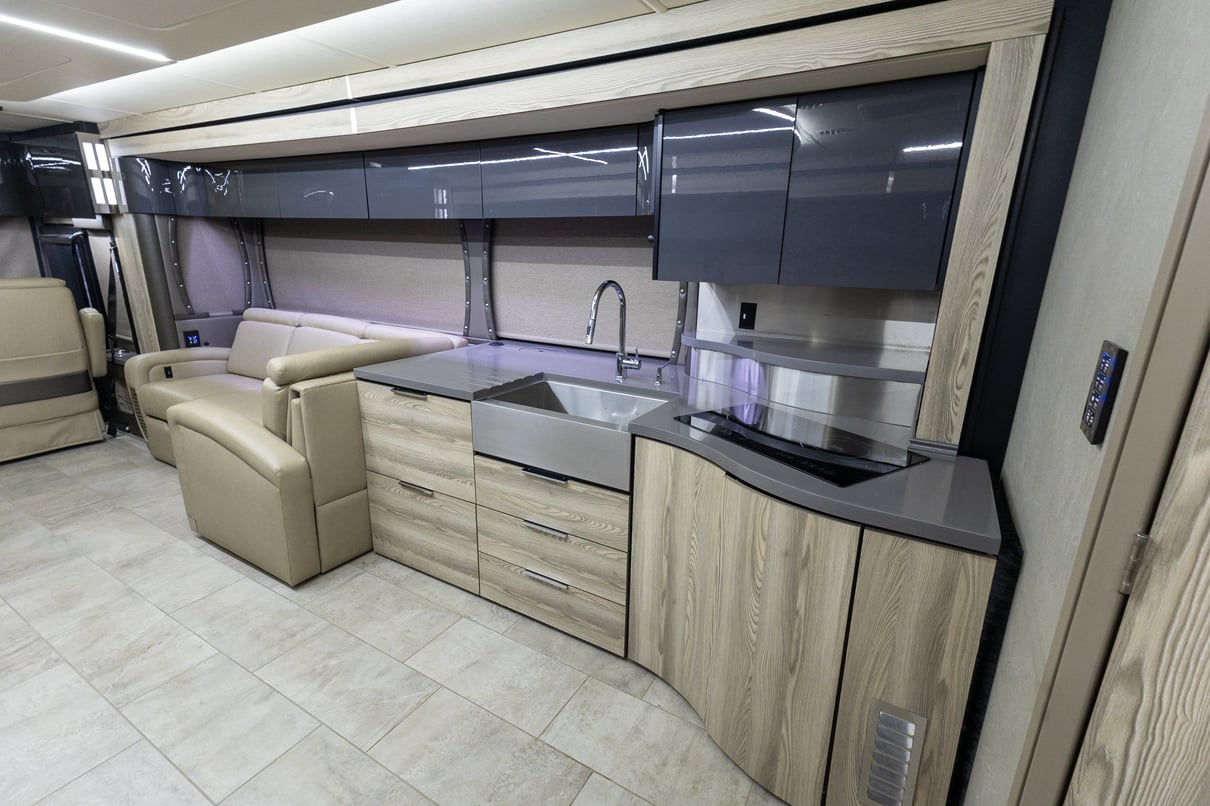 2019 Winnebago Horizon 42Q gallery image-21