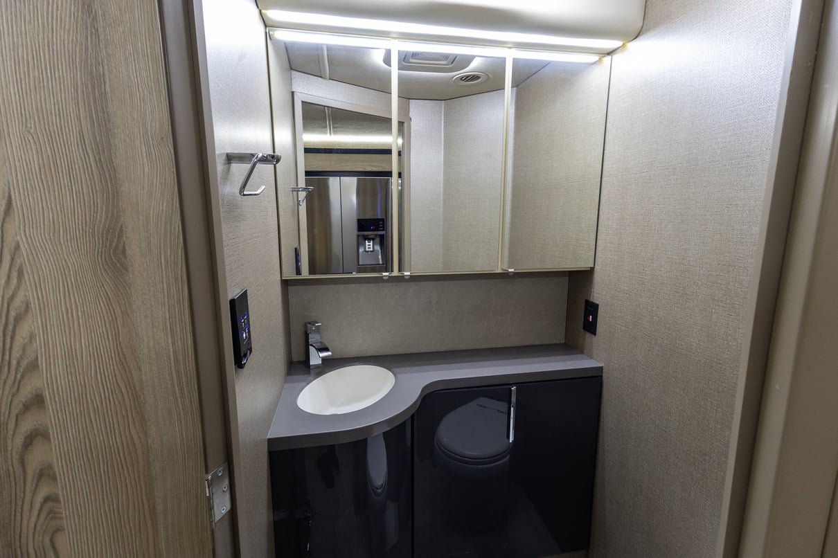 2019 Winnebago Horizon 42Q gallery image-23