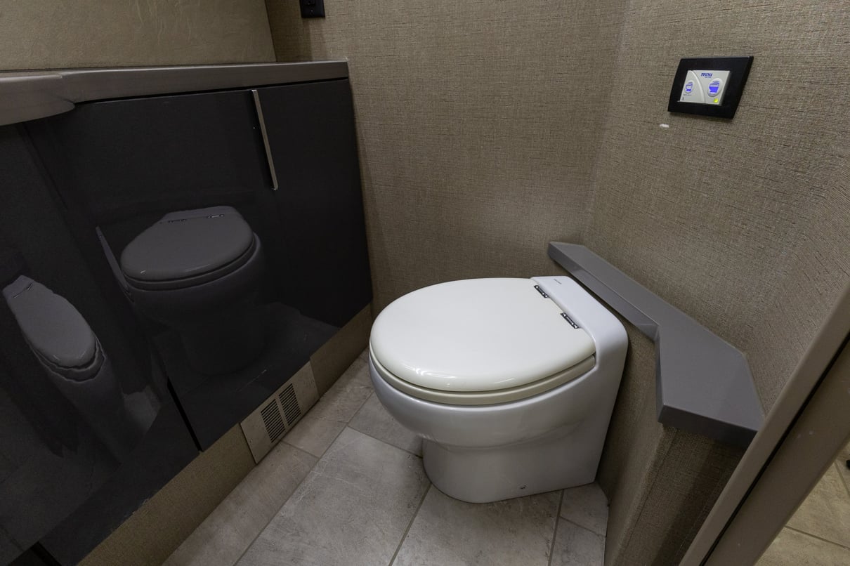 2019 Winnebago Horizon 42Q gallery image-24