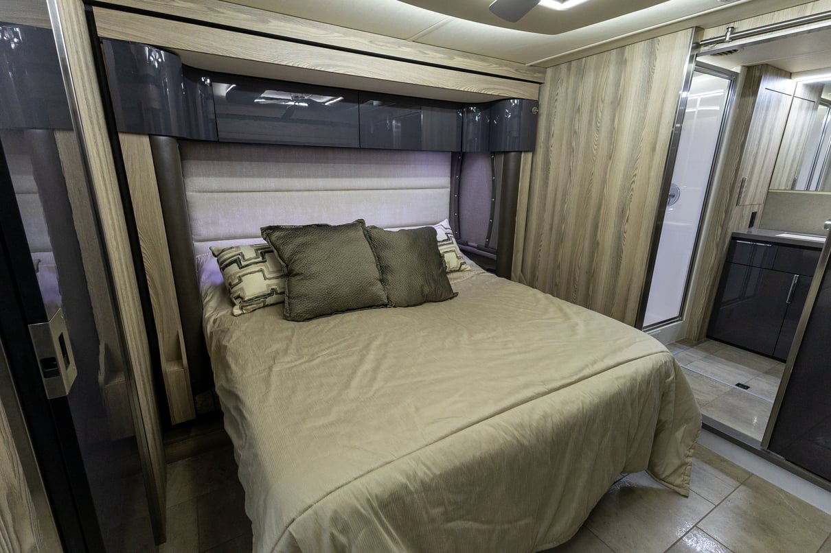 2019 Winnebago Horizon 42Q gallery image-25