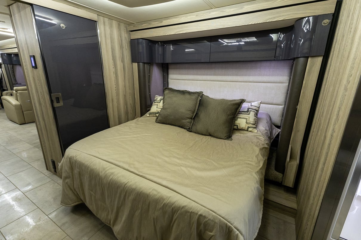 2019 Winnebago Horizon 42Q gallery image-27