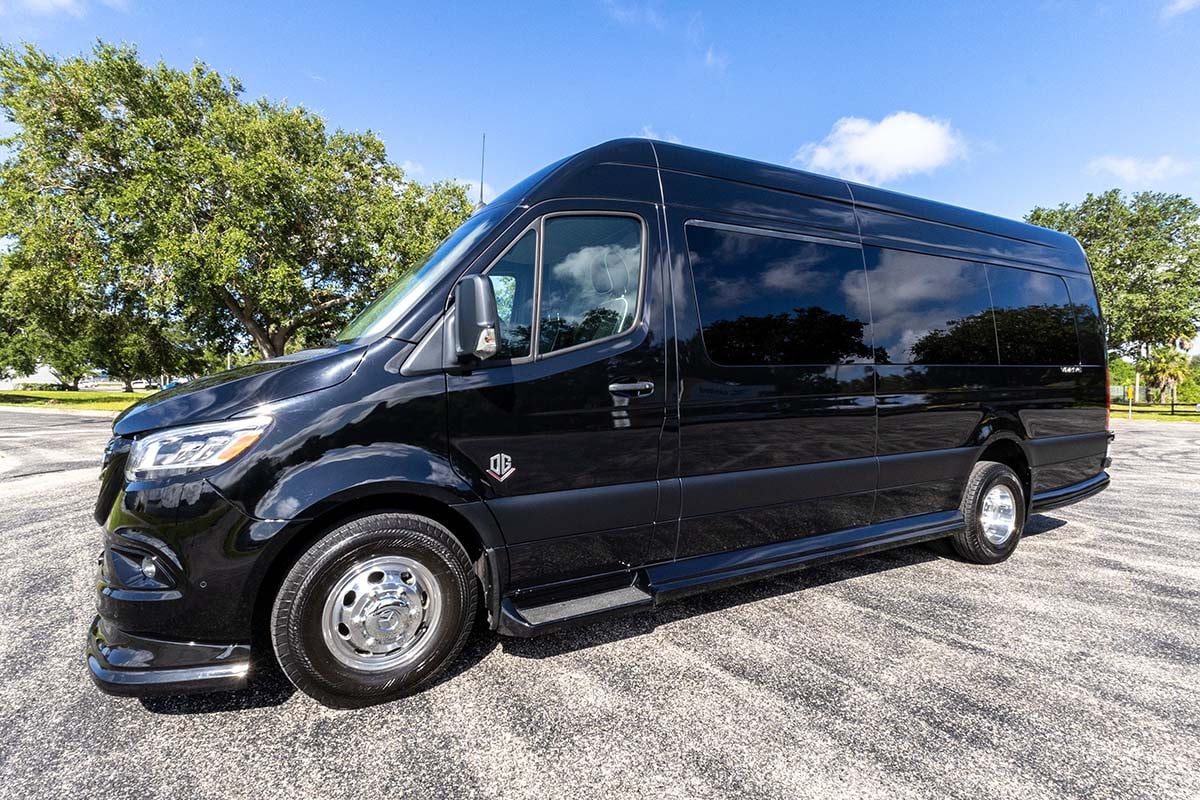 2025 OGV LUXURY COACH V-Drive 12-Passenger gallery image-11