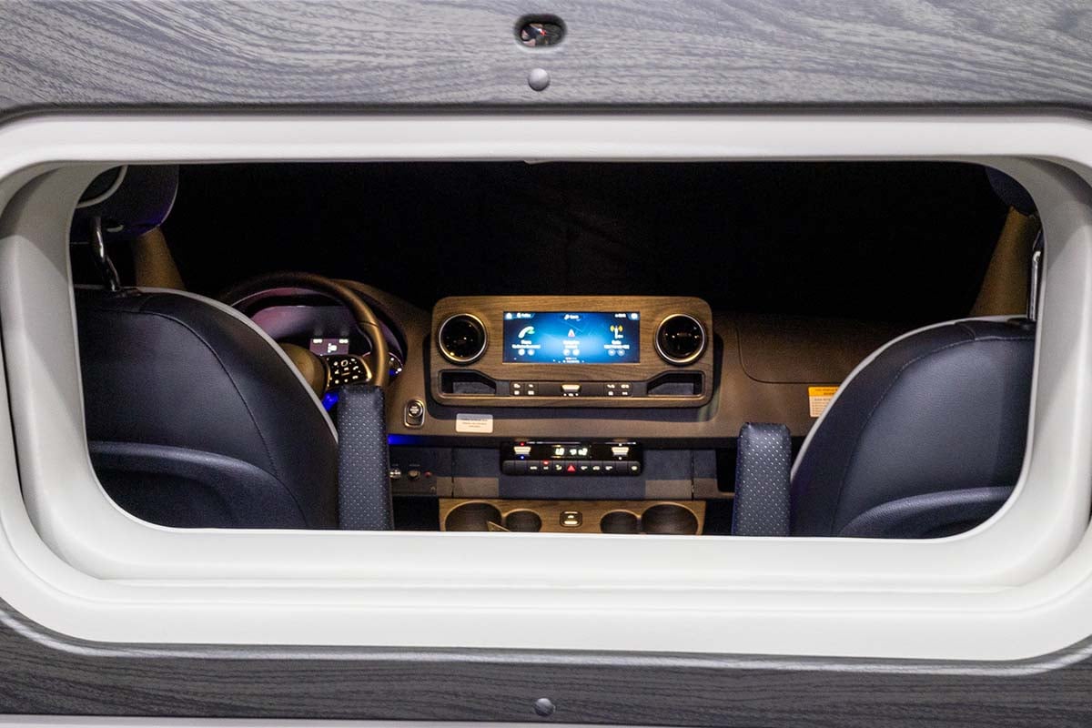 2025 OGV LUXURY COACH V-Drive 12-Passenger gallery image-15