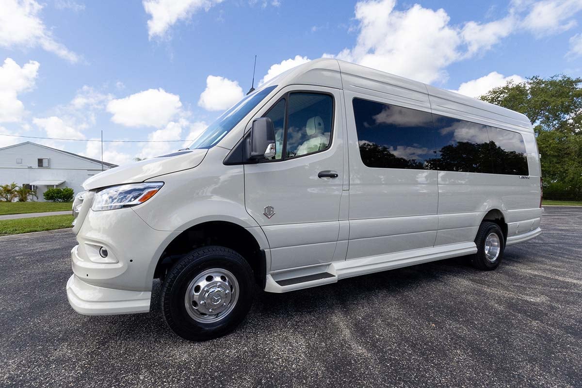 New 2025 OGV Luxury Coach V-Cruise 10OBA AWD gallery image-11