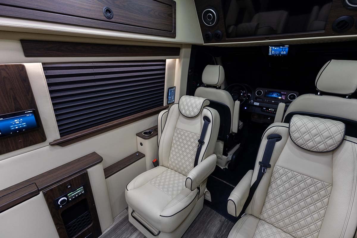 New 2025 OGV Luxury Coach V-Cruise 10OBA AWD gallery image-17
