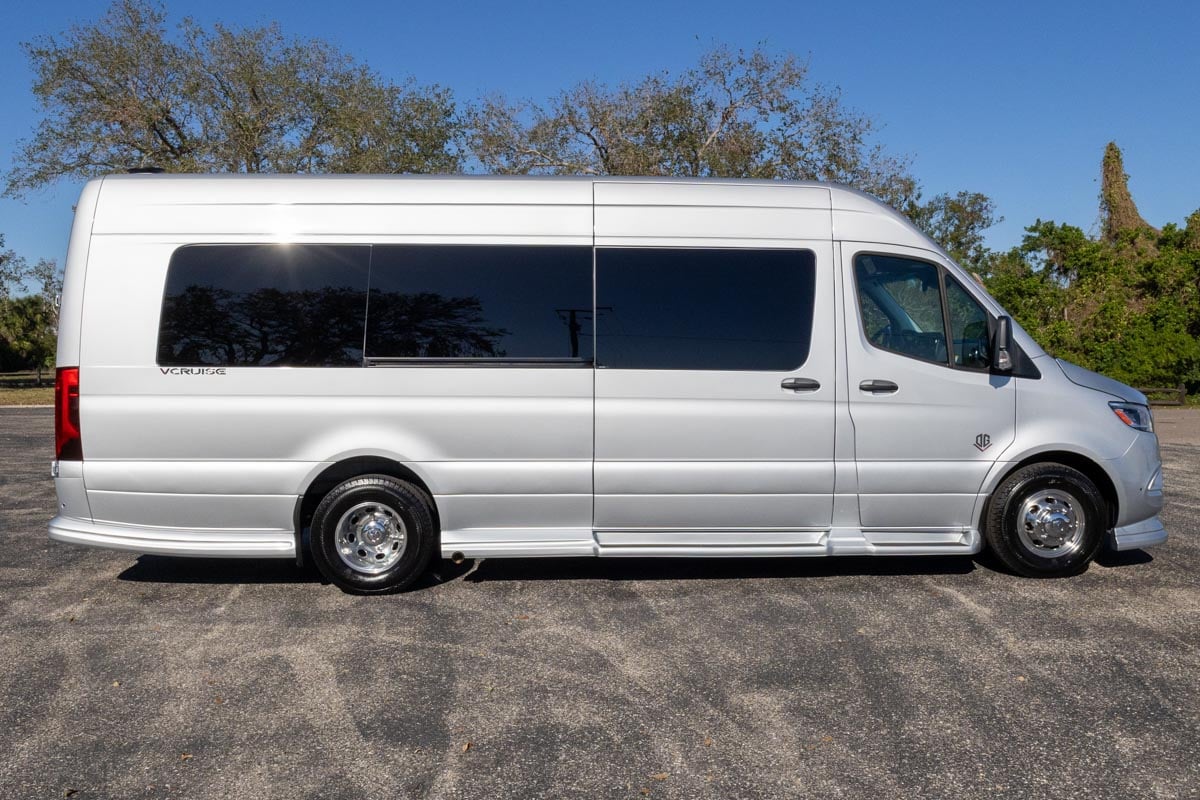 2025 OGV LUXURY COACH V-Cruise 9-Passenger gallery image-4