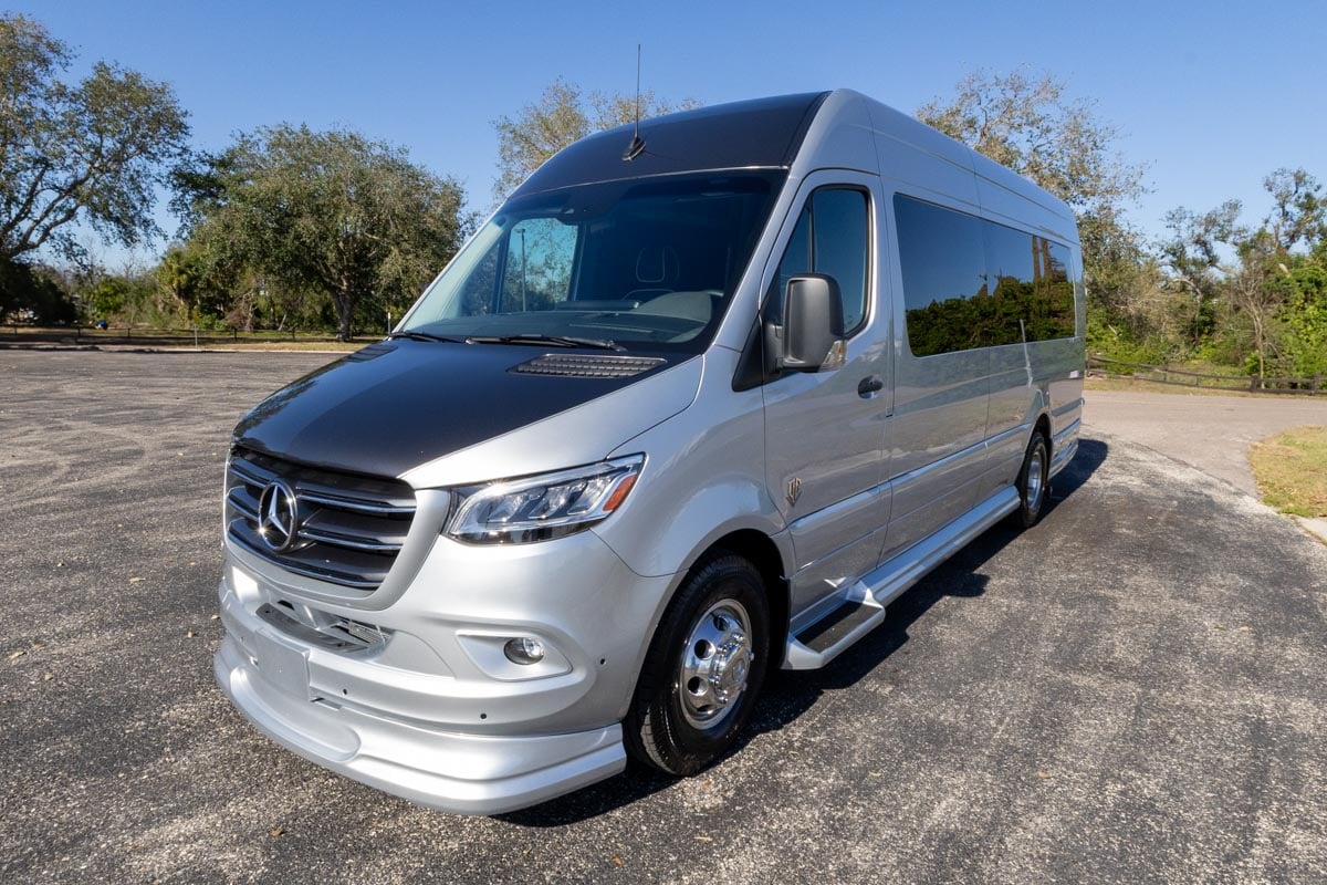 2025 OGV LUXURY COACH V-Cruise 9-Passenger gallery image-12