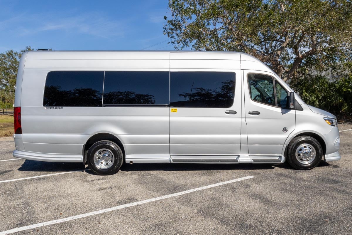 New OGV 2025 Luxury Coach V-Cruise 10OB gallery image-4