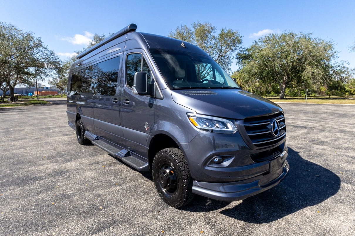 2025 OGV LUXURY COACH gallery image-1