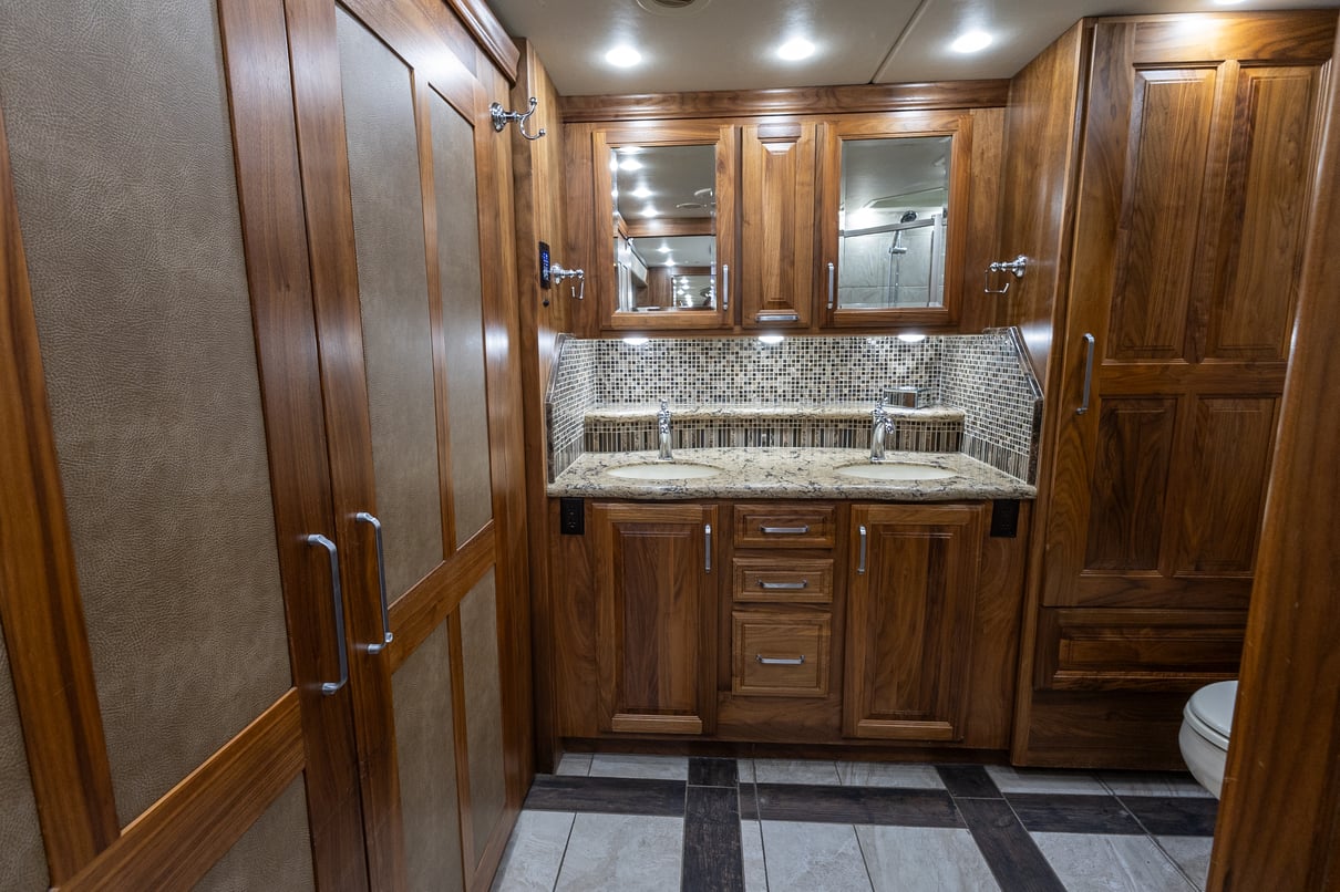 2016 FORETRAVEL REALM LV3 gallery image-28