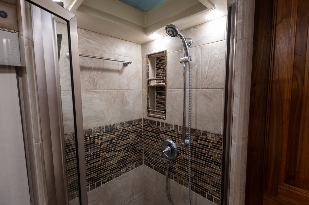 2016 FORETRAVEL REALM LV3 gallery image-31