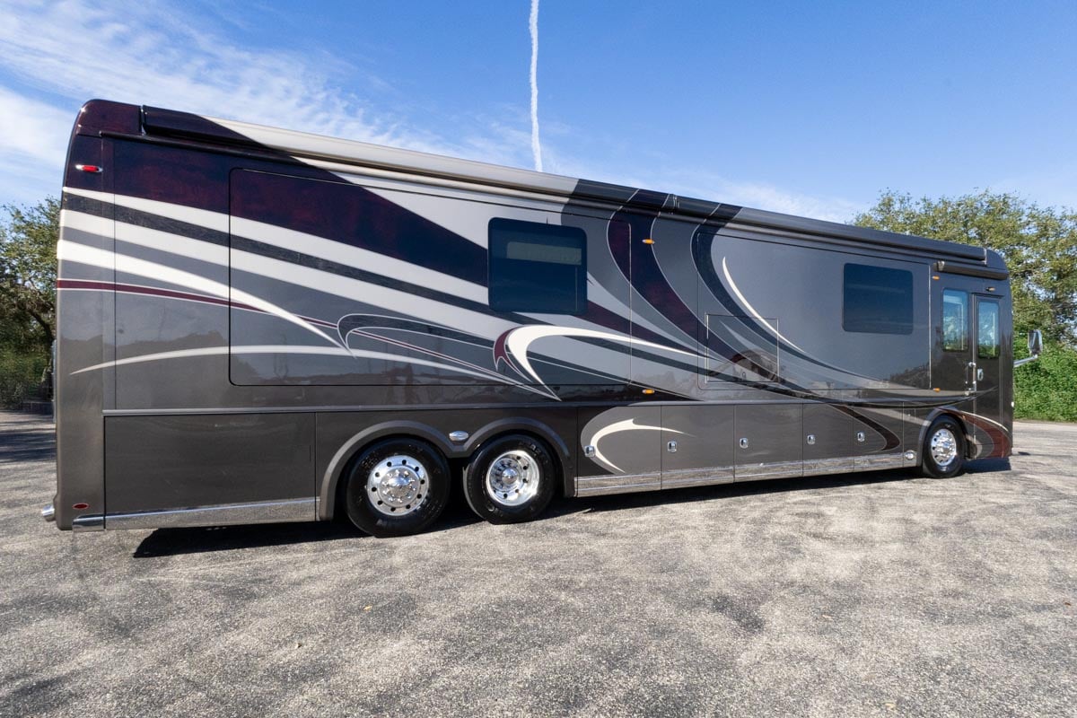 2016 FORETRAVEL REALM LV3