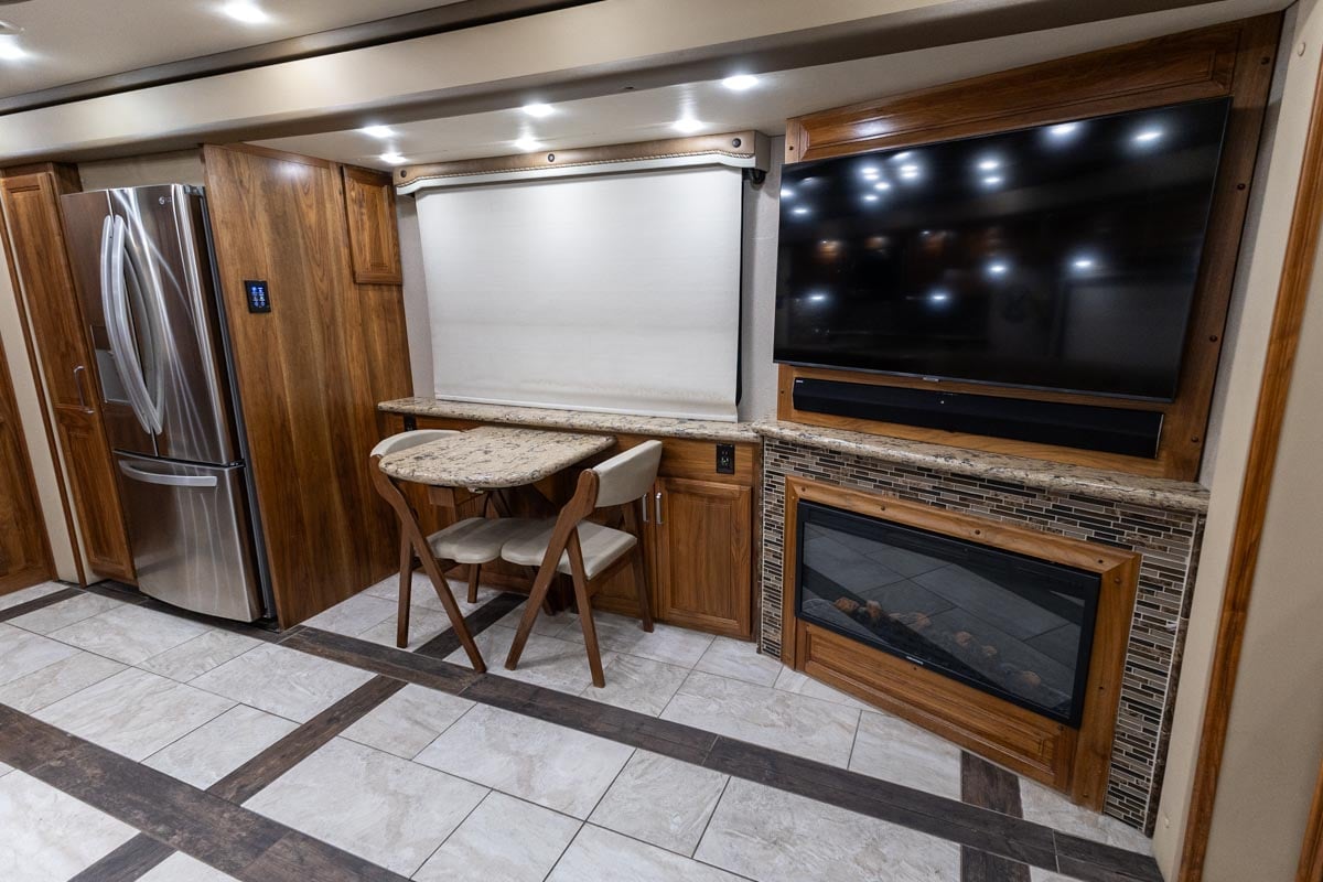 2016 FORETRAVEL REALM LV3 gallery image-15