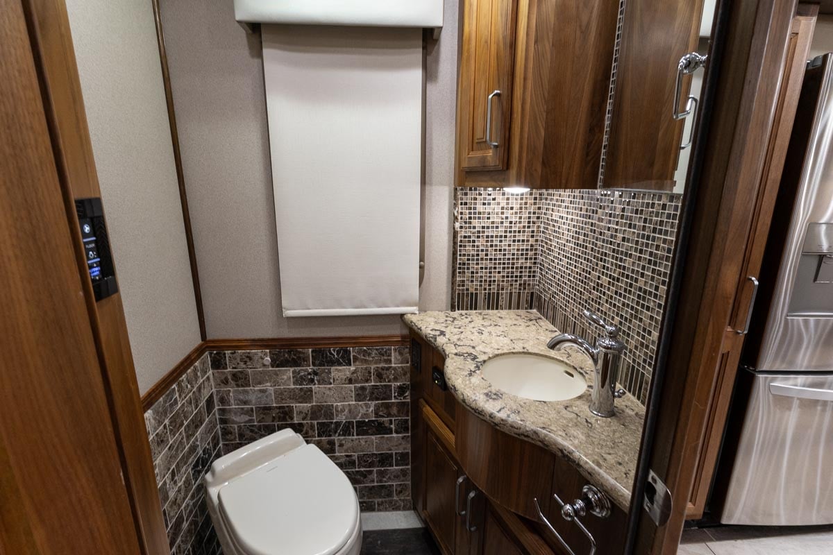 2016 FORETRAVEL REALM LV3 gallery image-22