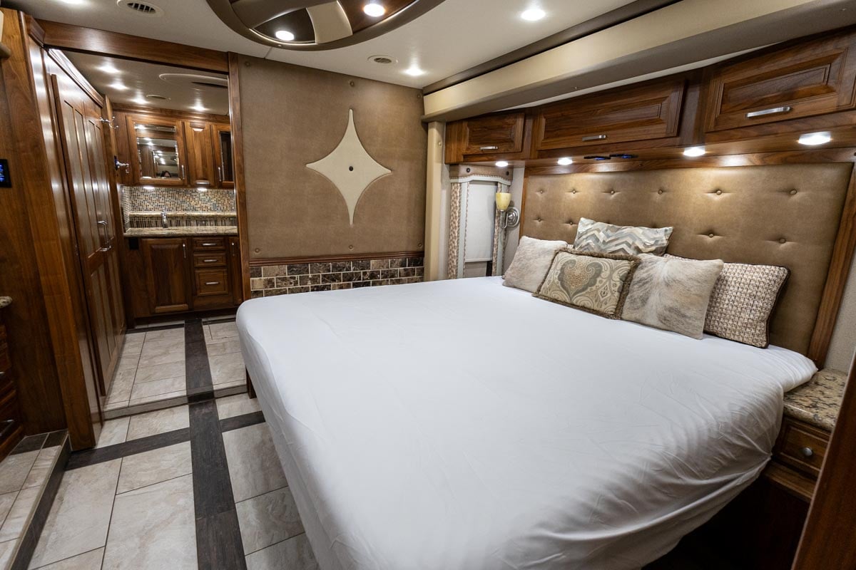 2016 FORETRAVEL REALM LV3 gallery image-24