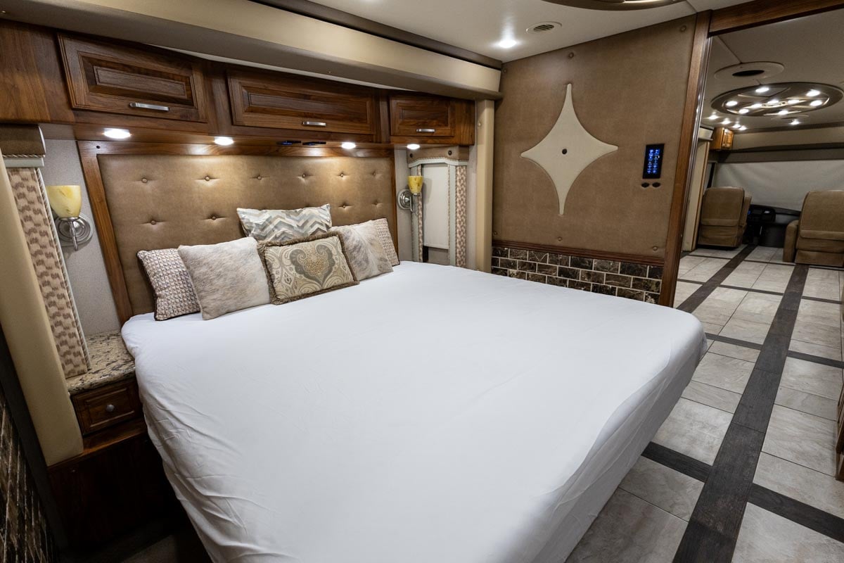 2016 FORETRAVEL REALM LV3 gallery image-26