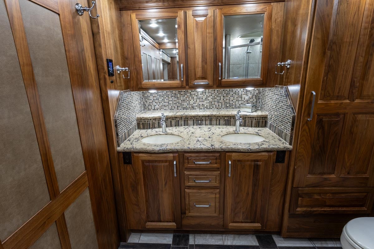 2016 FORETRAVEL REALM LV3 gallery image-29