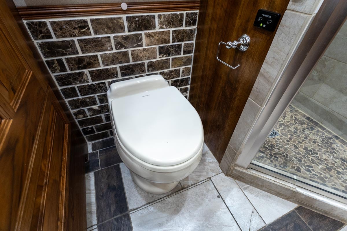 2016 FORETRAVEL REALM LV3 gallery image-32