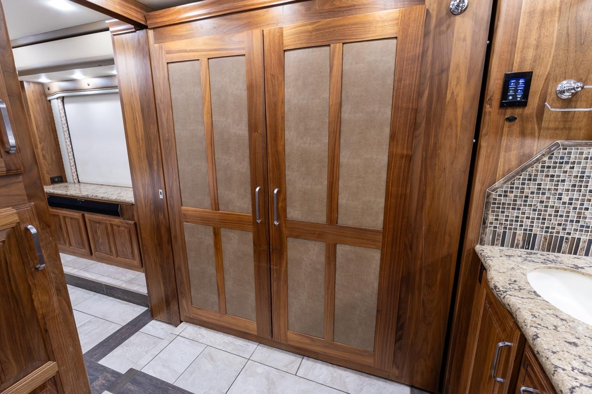 2016 FORETRAVEL REALM LV3 gallery image-33