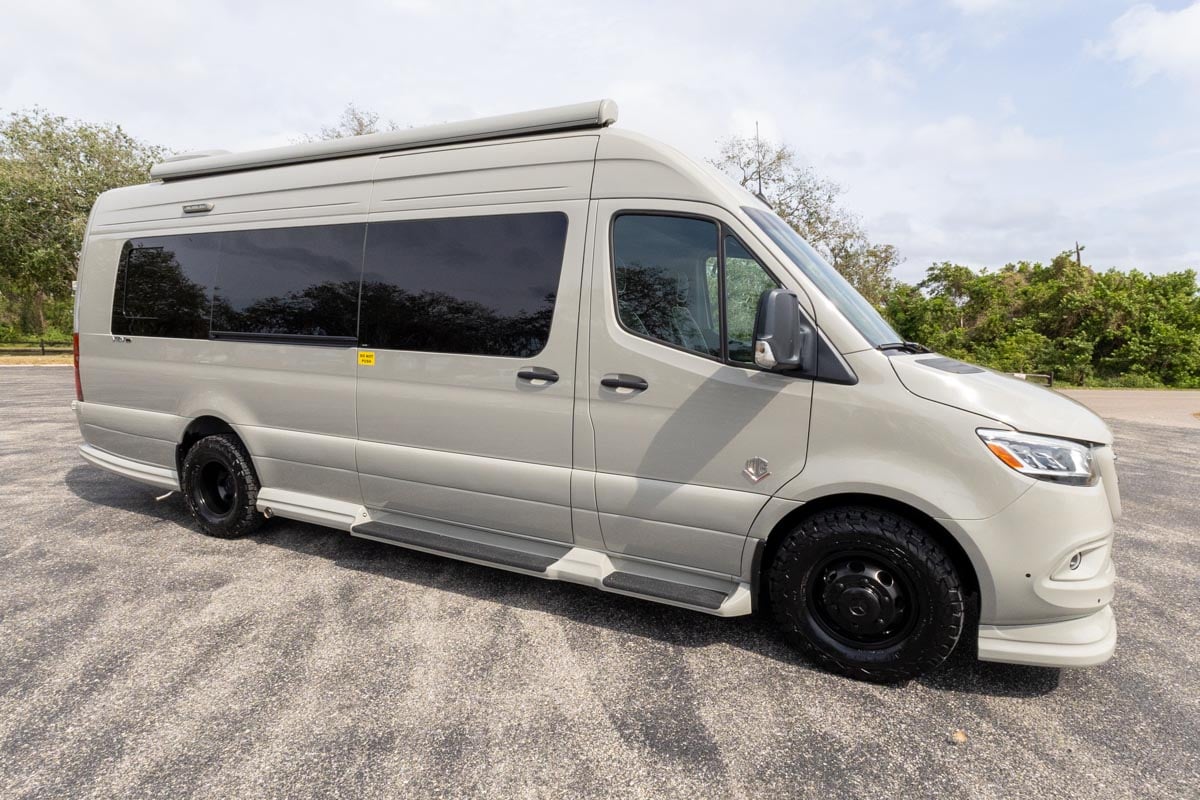 2025 OGV LUXURY COACH gallery image-2