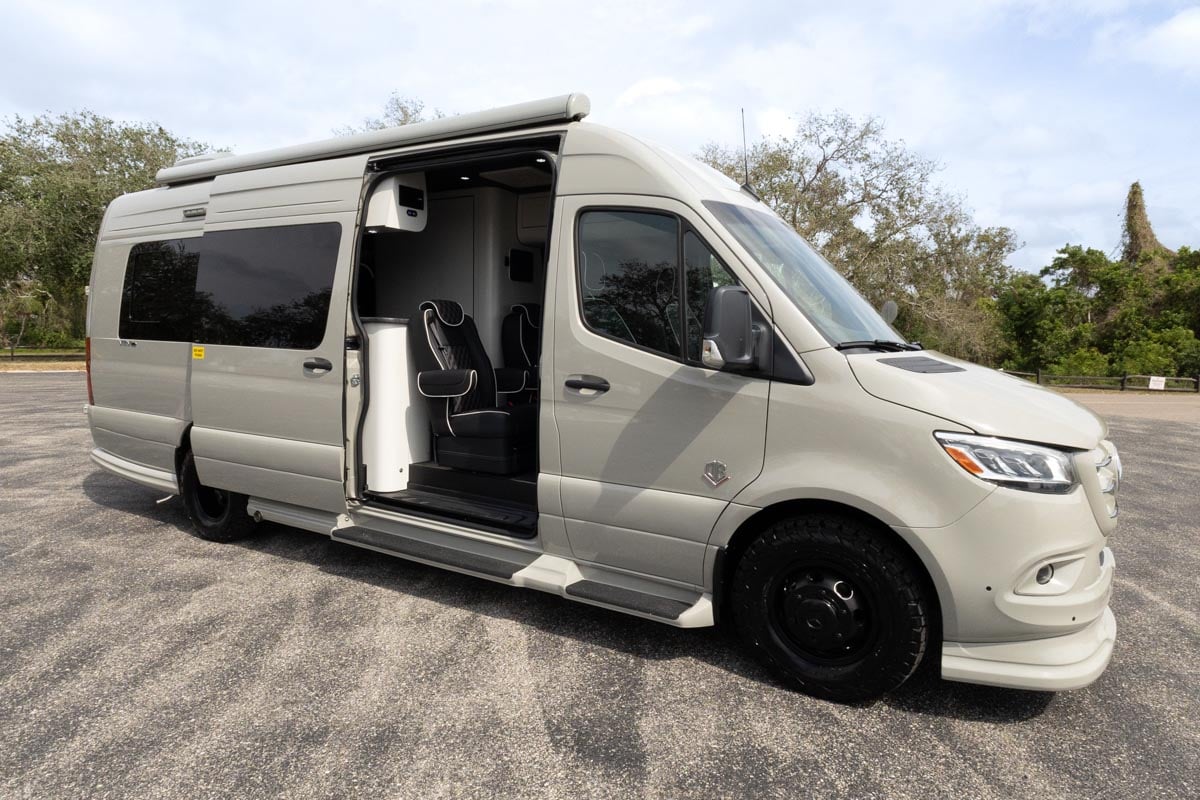 2025 OGV LUXURY COACH gallery image-3