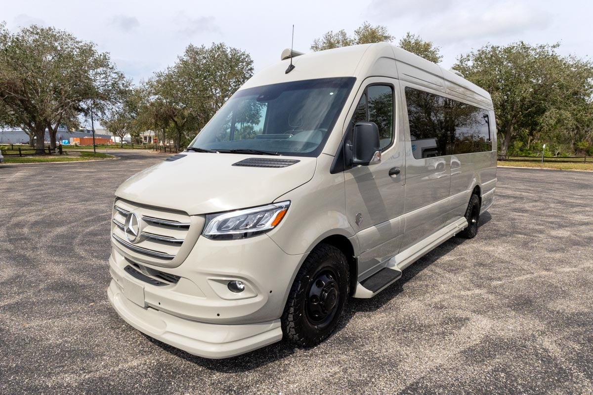 2025 OGV LUXURY COACH gallery image-12