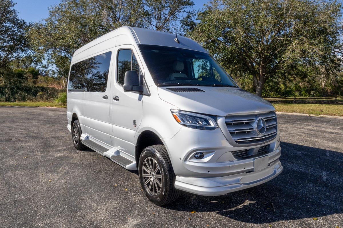 OGV 2025 Luxury Coach V-Cruise 8OBA AWD gallery image-1