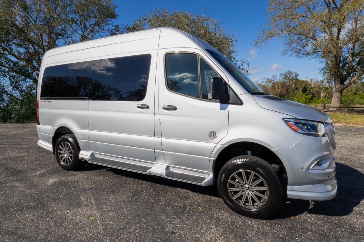 OGV 2025 Luxury Coach V-Cruise 8OBA AWD gallery image-2