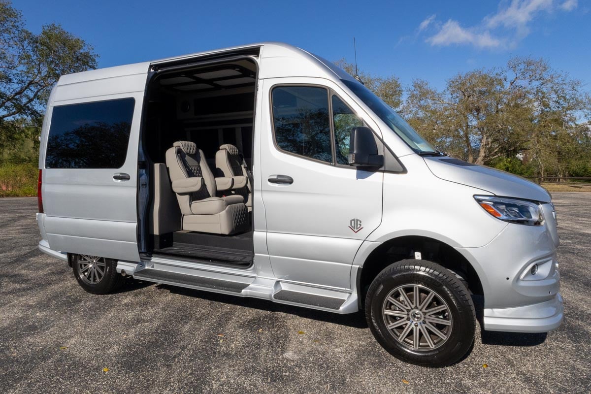 OGV 2025 Luxury Coach V-Cruise 8OBA AWD gallery image-3