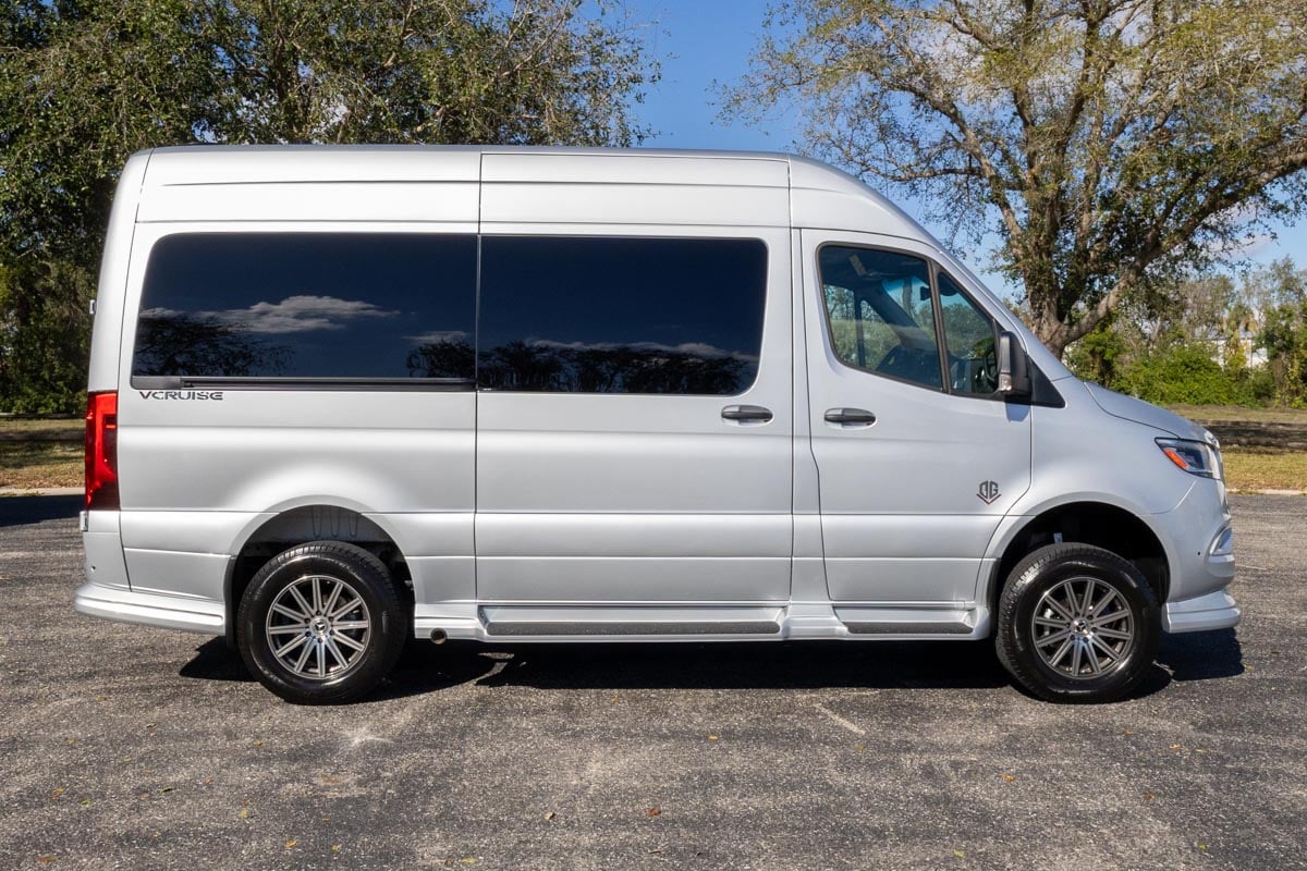 OGV 2025 Luxury Coach V-Cruise 8OBA AWD gallery image-4