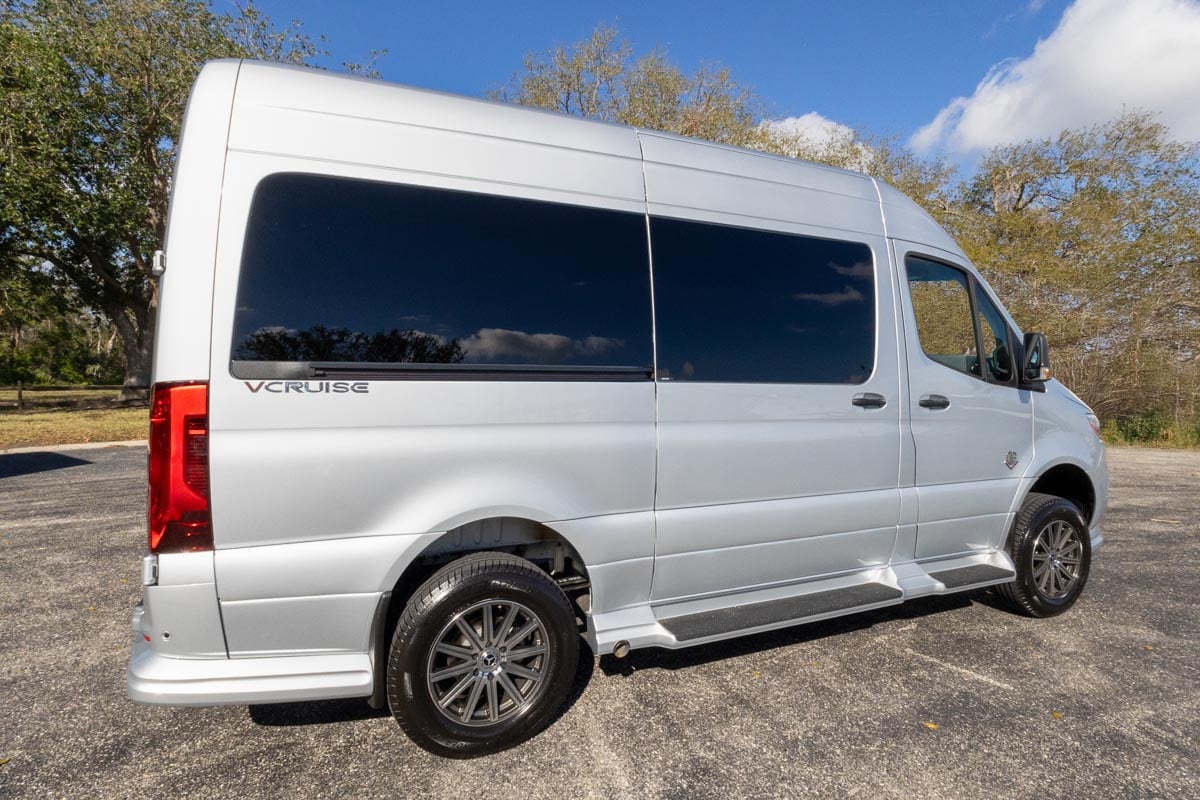 OGV 2025 Luxury Coach V-Cruise 8OBA AWD