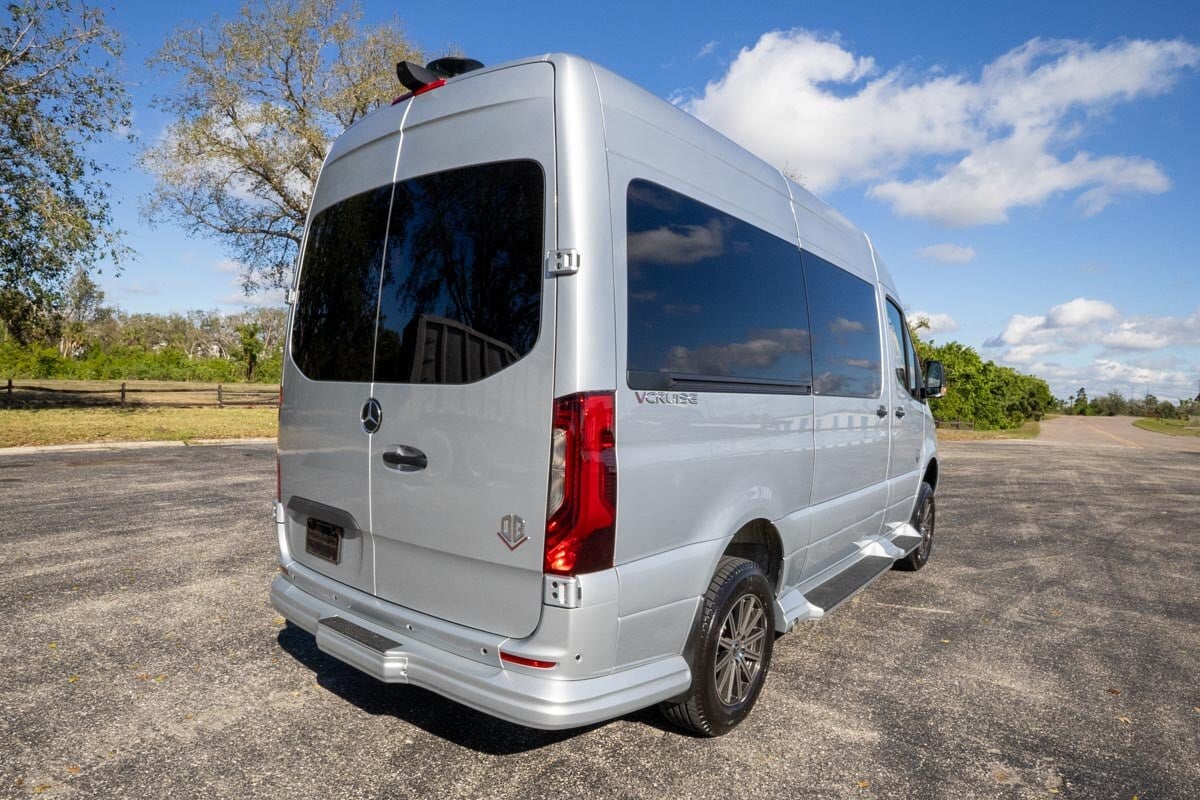 OGV 2025 Luxury Coach V-Cruise 8OBA AWD gallery image-6