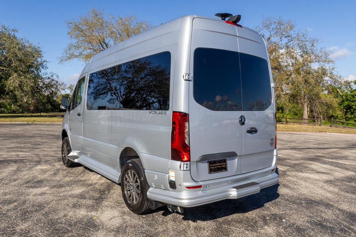 OGV 2025 Luxury Coach V-Cruise 8OBA AWD gallery image-8