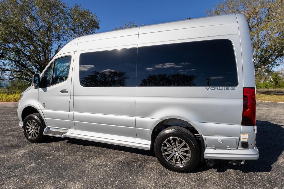 OGV 2025 Luxury Coach V-Cruise 8OBA AWD gallery image-9