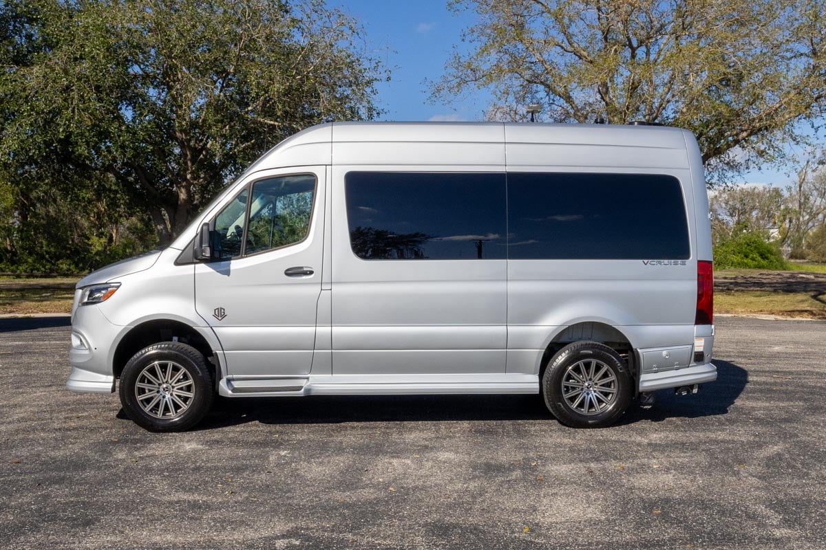 OGV 2025 Luxury Coach V-Cruise 8OBA AWD gallery image-10