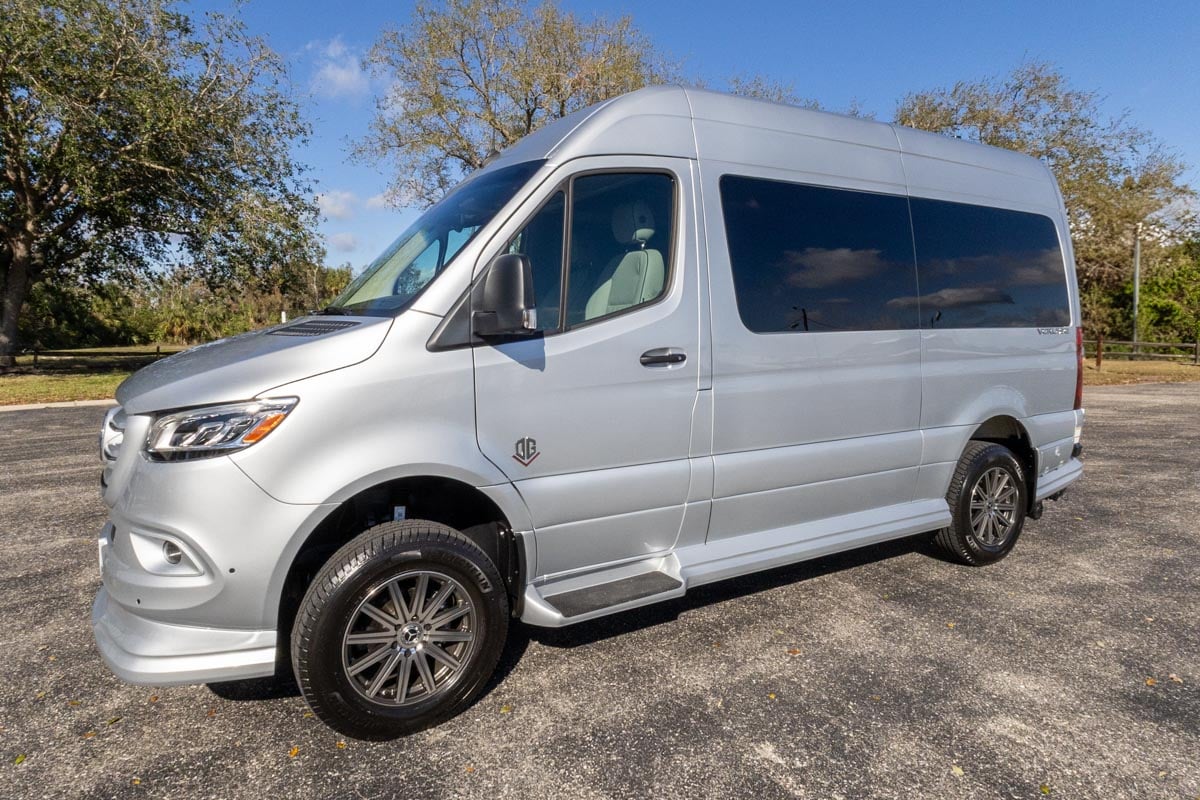 OGV 2025 Luxury Coach V-Cruise 8OBA AWD gallery image-11