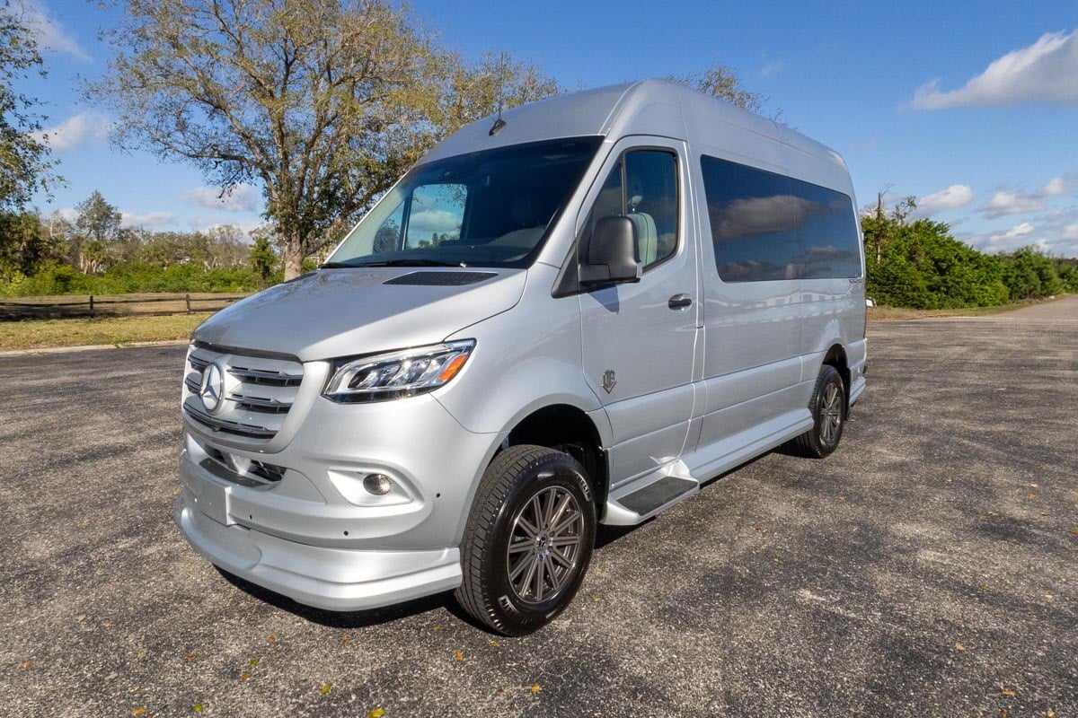 OGV 2025 Luxury Coach V-Cruise 8OBA AWD gallery image-12