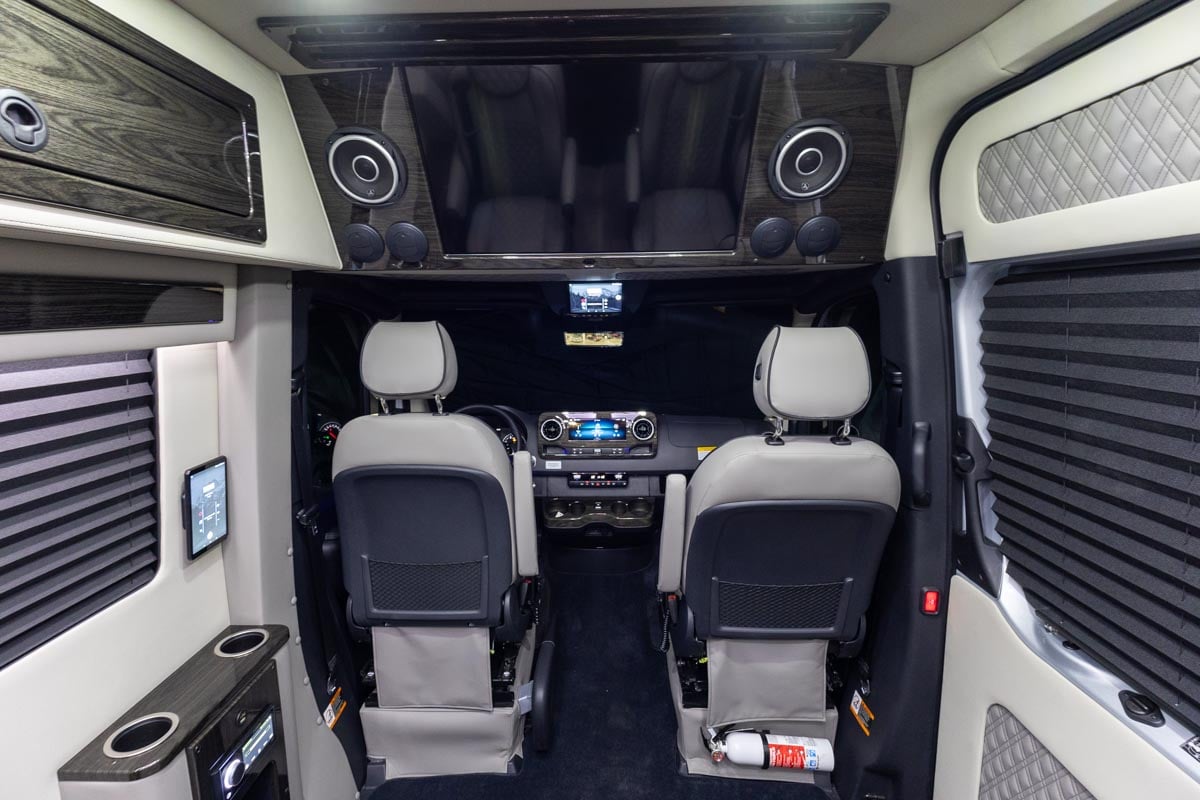 OGV 2025 Luxury Coach V-Cruise 8OBA AWD gallery image-16