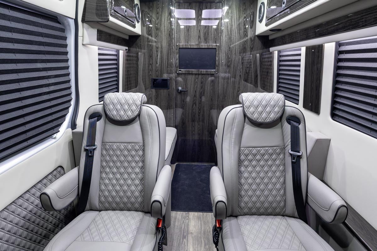 OGV 2025 Luxury Coach V-Cruise 8OBA AWD gallery image-17