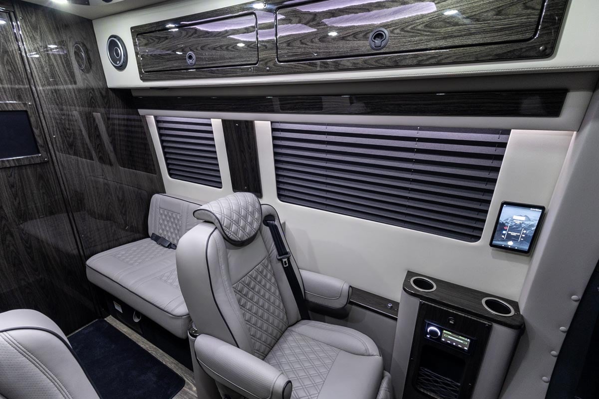 OGV 2025 Luxury Coach V-Cruise 8OBA AWD gallery image-18