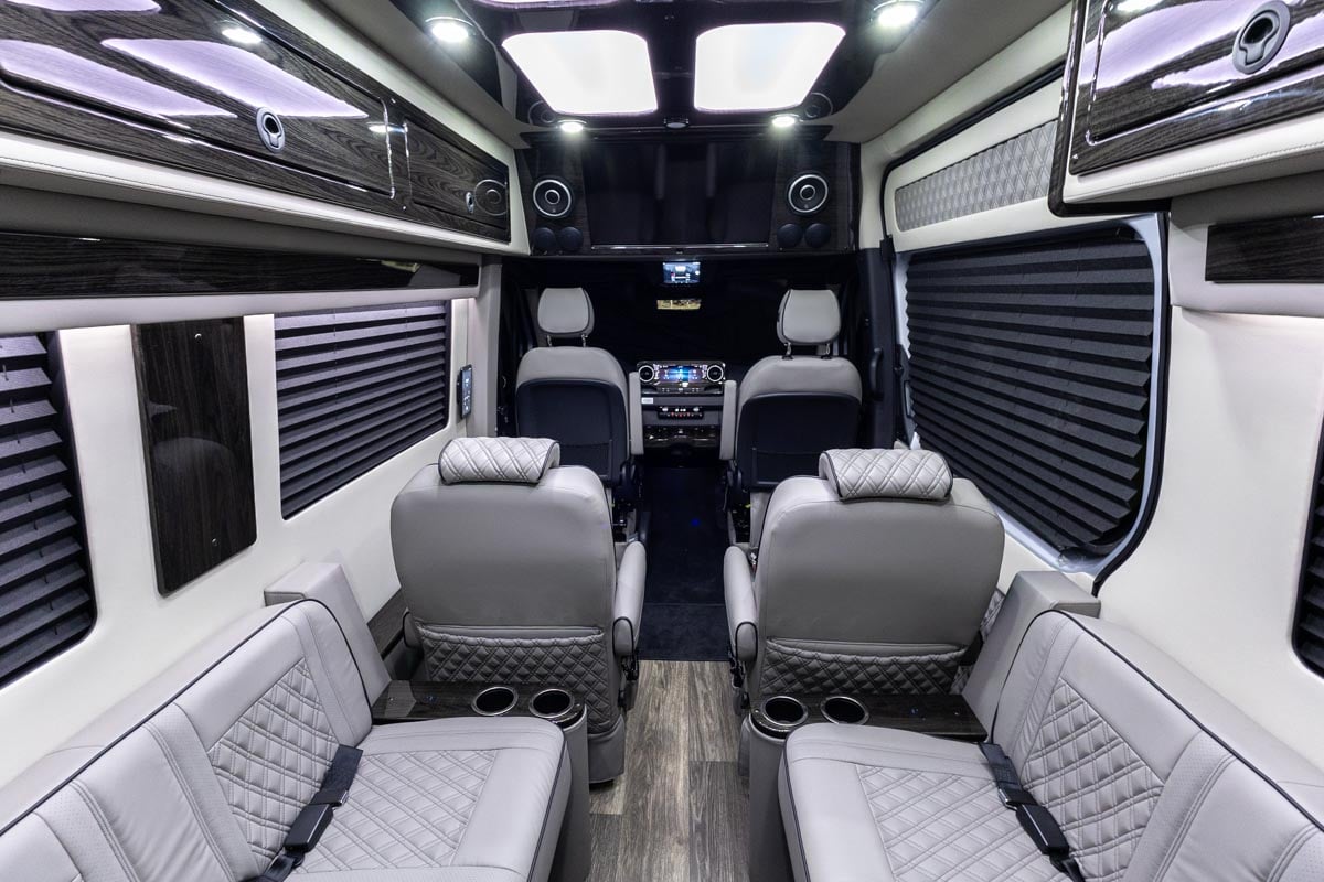 OGV 2025 Luxury Coach V-Cruise 8OBA AWD gallery image-21