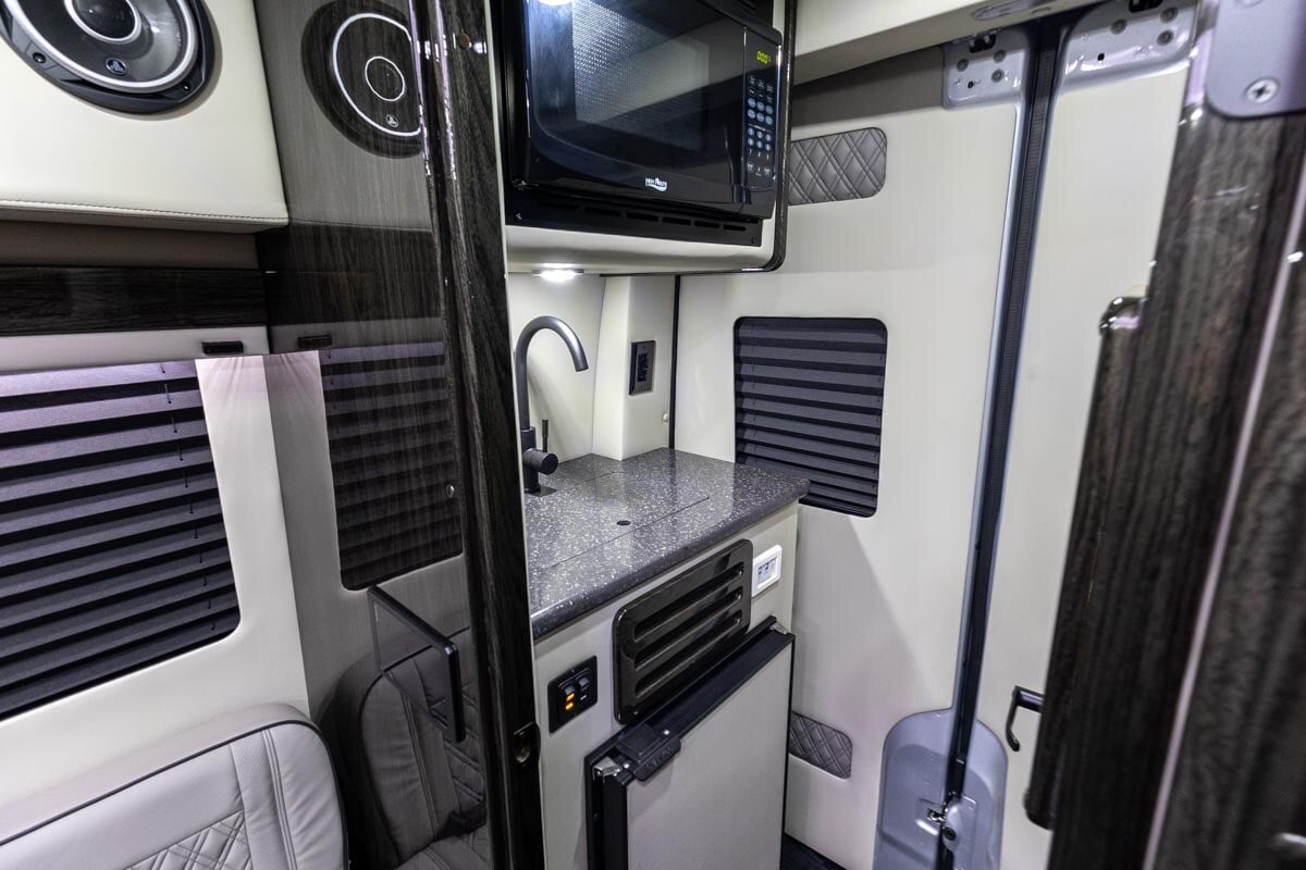 OGV 2025 Luxury Coach V-Cruise 8OBA AWD gallery image-22